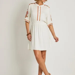 Robe courte brodée à boutons